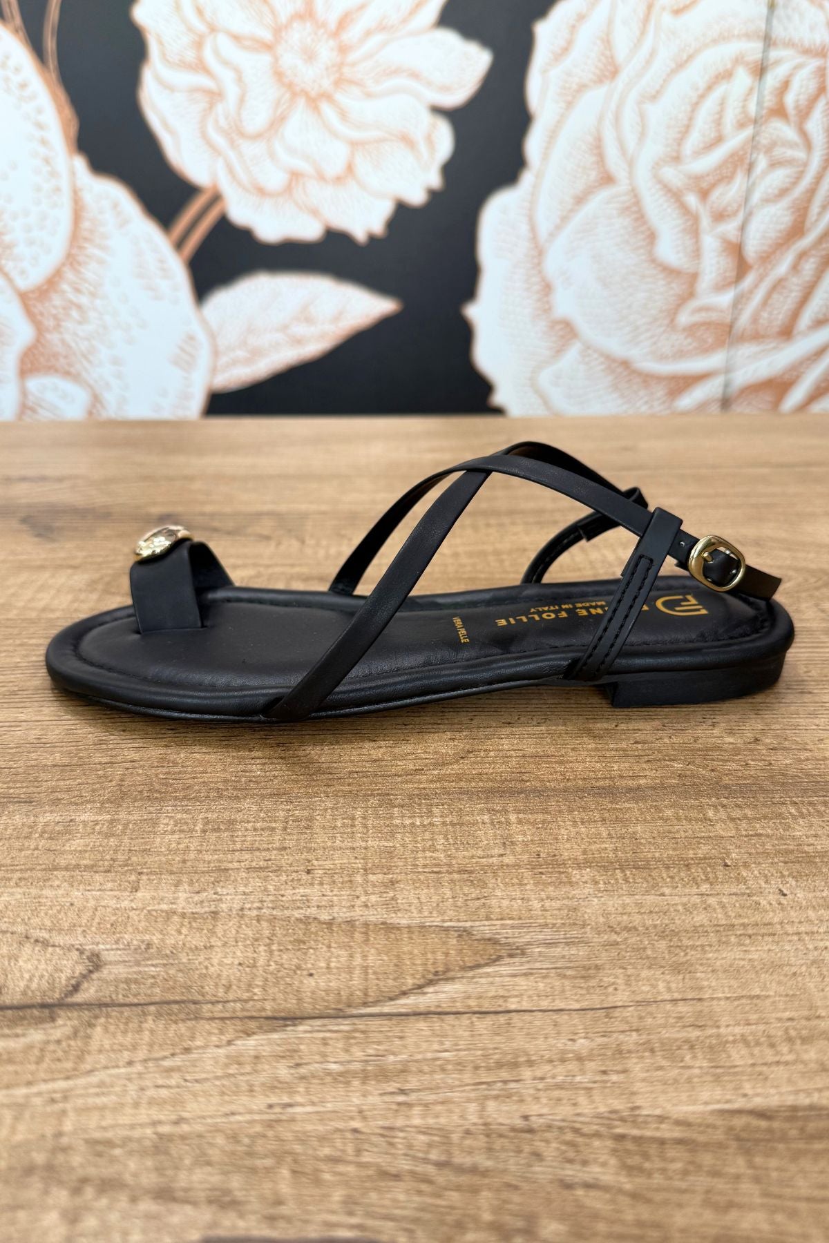 Sandalo flat con striscette e decorazione metallica - Divine Follie